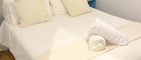 Travel crib, free WiFi, bed sheets