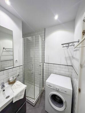 Hair dryer, towels, soap, toilet paper - Stay in the heart of Sol- APT D (Madrid)