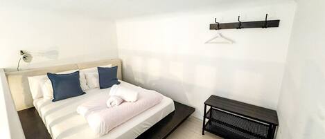 Travel cot, free WiFi, bed sheets