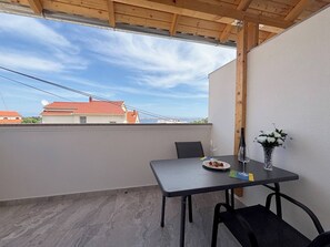 Outdoor dining - Sea view apartment Marijana (Preko)