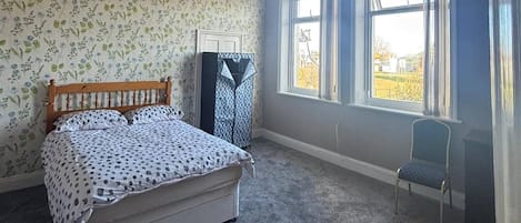 2 habitaciones, tabla de planchar con plancha y acceso a internet