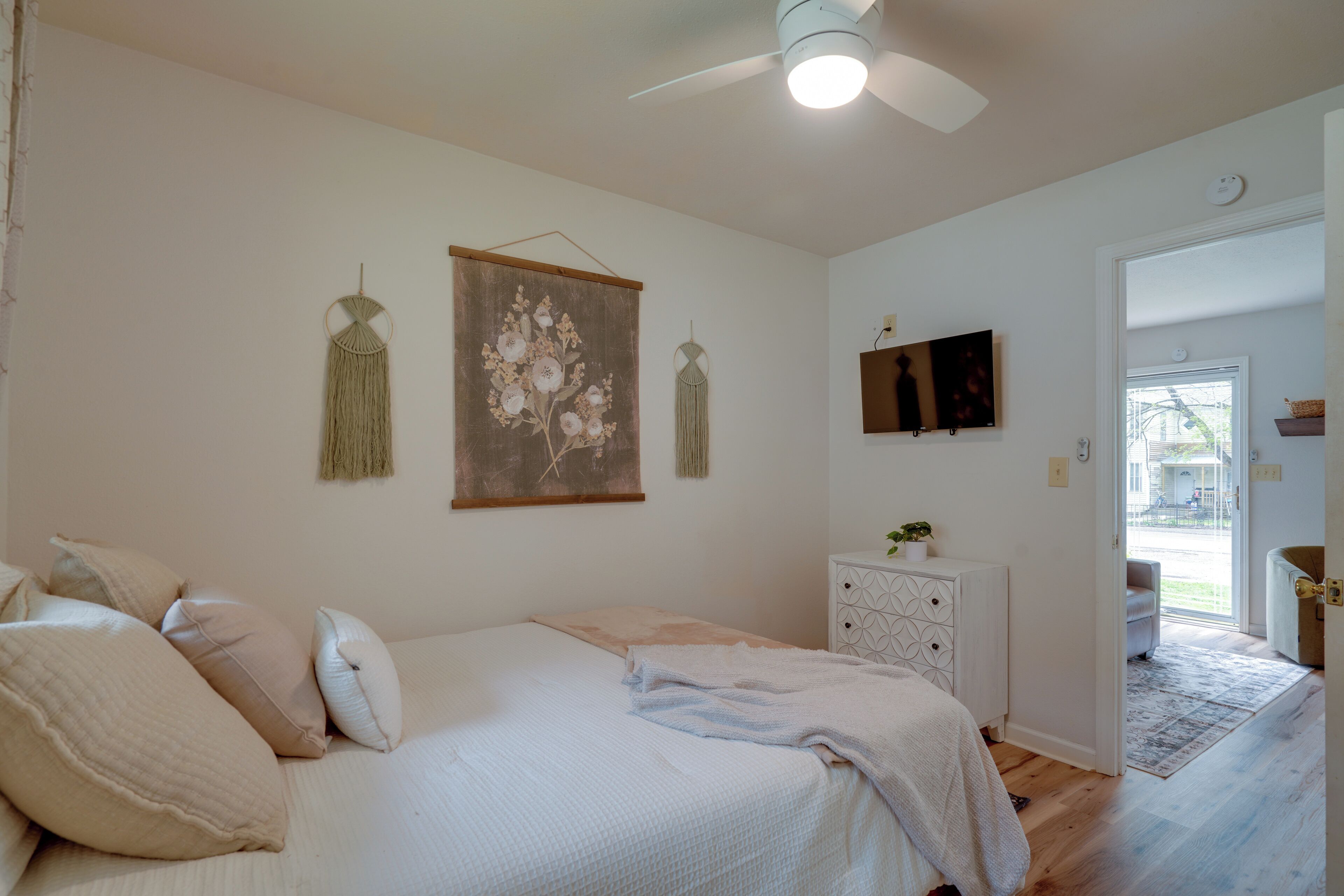 2 bedrooms, desk, iron/ironing board, internet