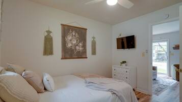 2 bedrooms, desk, iron/ironing board, internet