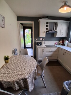 Fridge, microwave, stovetop, toaster - Wexford 3br Townhouse with Private Garden (Wexford)