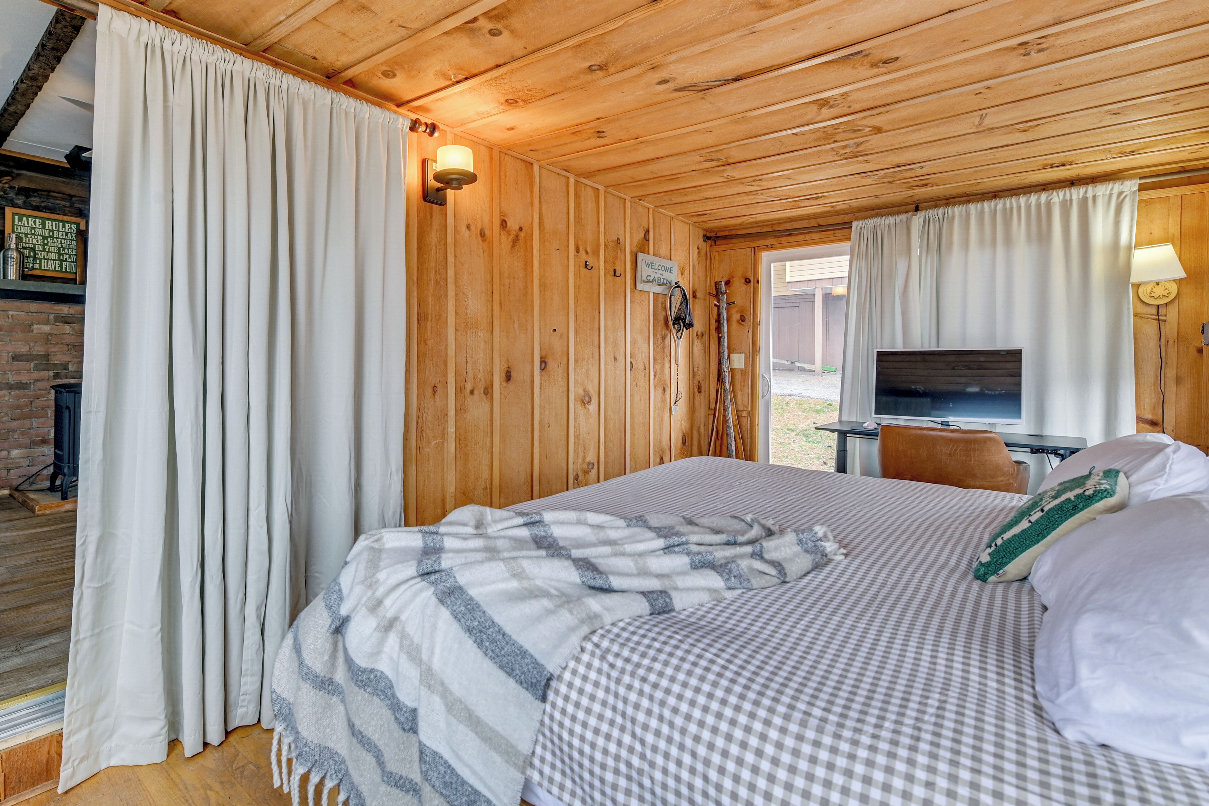 3 bedrooms, desk, Internet, bed sheets