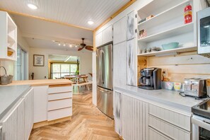 Kühlschrank, Mikrowelle, Herdplatte, Geschirrspüler