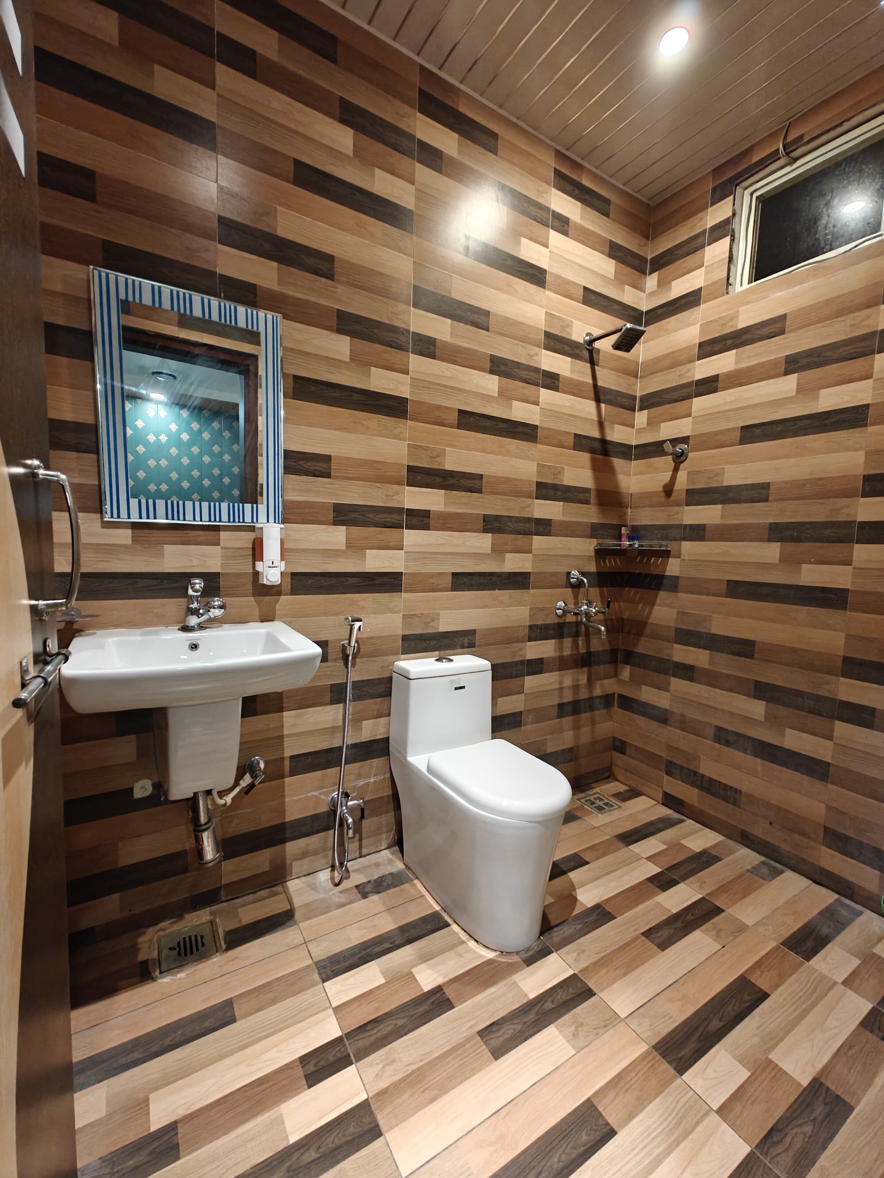 Deluxe dubbelrum - utsikt mot staden | Badrum