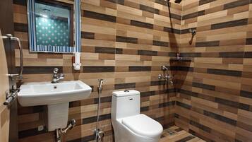 Deluxe dubbelrum - utsikt mot staden | Badrum