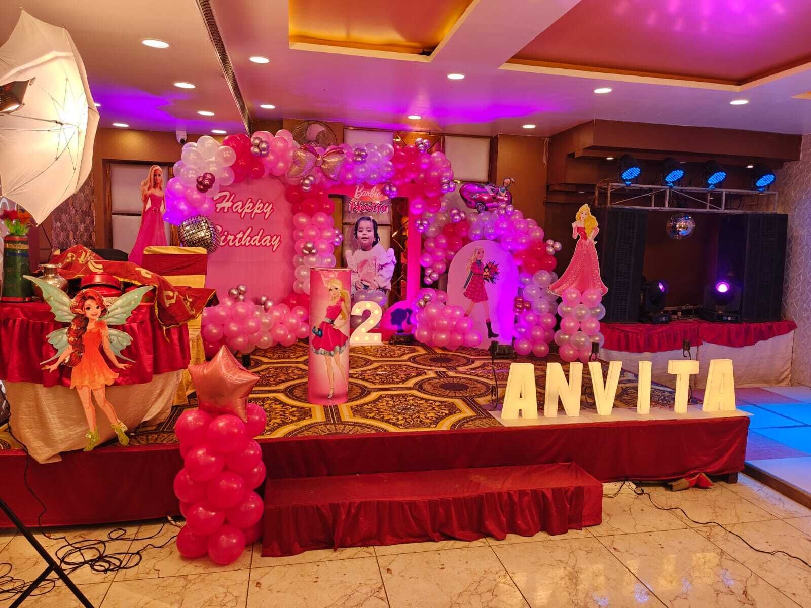 Une scène décorée d’une banderole « Joyeux anniversaire », de ballons et d’une pancarte indiquant « 20 ANVITA ».