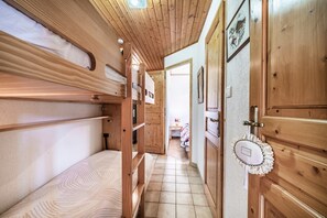 Room - Apartment 'Douceur Alpestre' with Mountain View and Balcony (La Chapelle-d'Abondance)