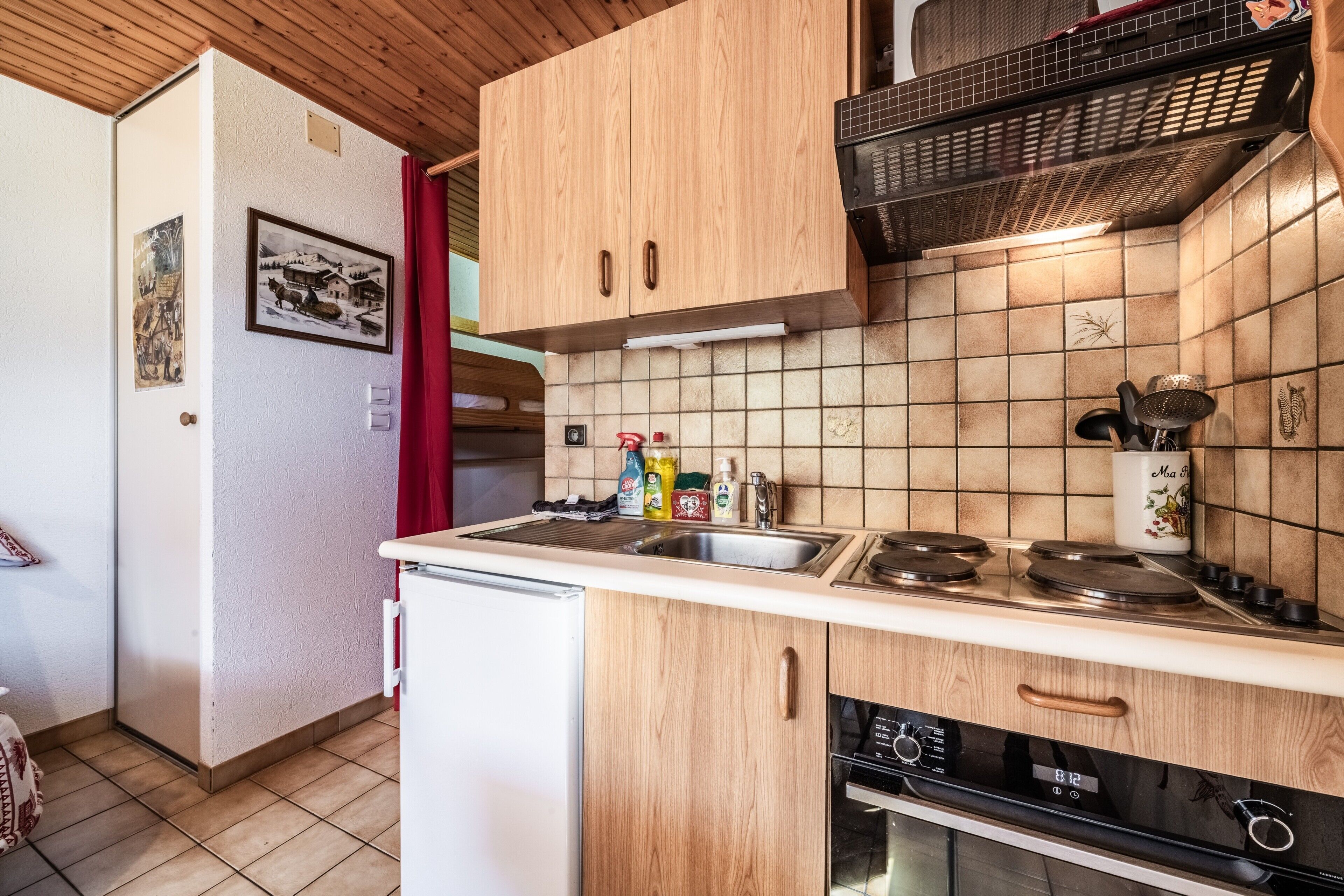 Frigorifero, microonde, forno, piano cottura