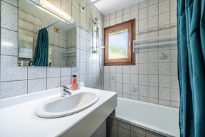 Bathroom - Apartment 'Douceur Alpestre' with Mountain View and Balcony (La Chapelle-d'Abondance)