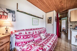 Living area - Apartment 'Douceur Alpestre' with Mountain View and Balcony (La Chapelle-d'Abondance)