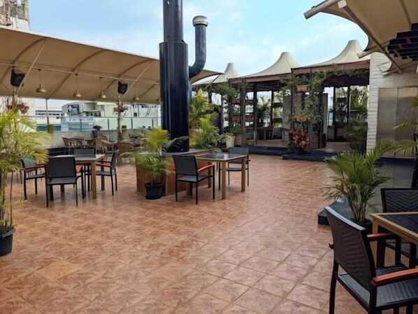 Outdoor dining - Inventree Hotel Bangalore (BENGALURU)