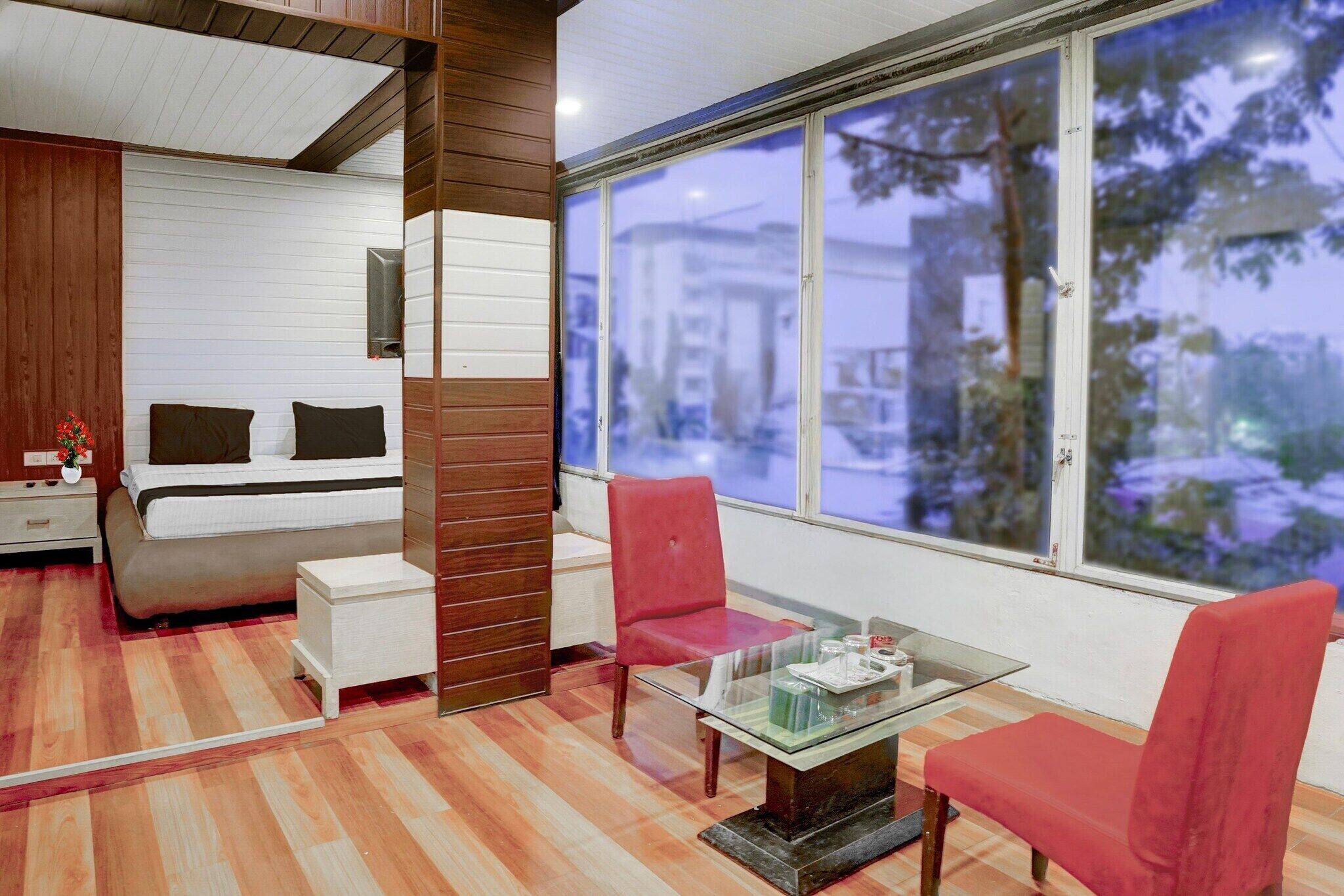 1 habitación, escritorio y ropa de cama 