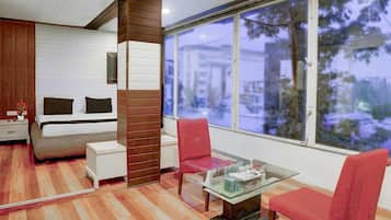 1 habitación, escritorio y ropa de cama