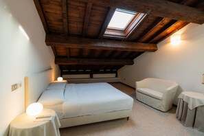 5 bedrooms, iron/ironing board, travel cot - Noble residence overlooking Piazza Erbe (Verona)