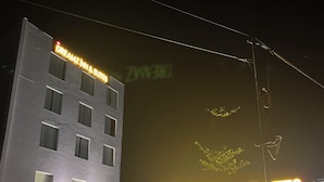 Un bâtiment sur lequel on peut voir, la nuit, une enseigne indiquant « Dreamz Inn & Suites ».