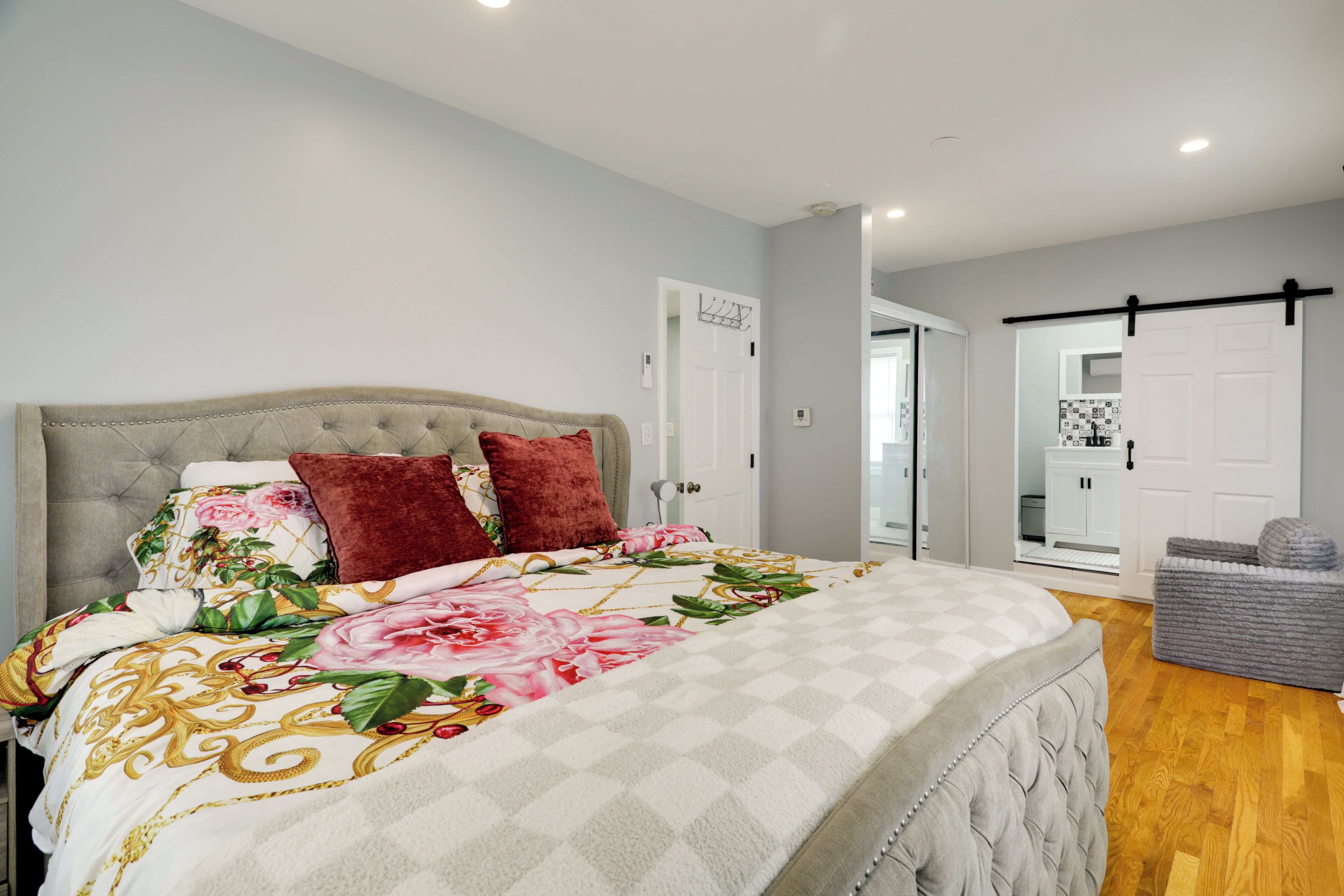 4 bedrooms, iron/ironing board, internet, bed sheets