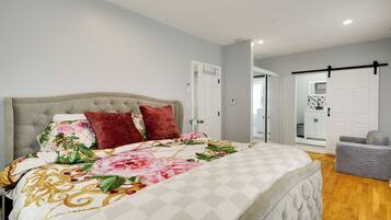 4 bedrooms, iron/ironing board, internet, bed sheets