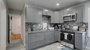 Coffee/tea maker, fridge, microwave, stovetop