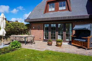 Outdoor dining - Inselhüs - Inselhüs on Sylt: family-friendly, 150 m², wood-burning stove & (Wenningstedt-Braderup (Sylt))