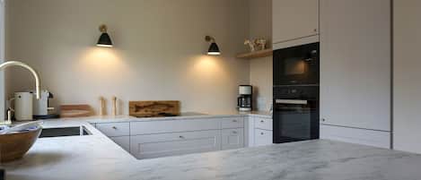 Réfrigérateur, micro-ondes, four, plaque de cuisson