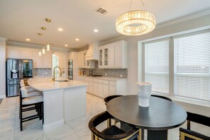 Dining - Near PGA Frisco District & The Star! High-End Home (Frisco)