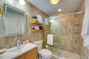 Bathroom - Explore Dtwn Sandusky! Unique Lake Erie Getaway (Sandusky)