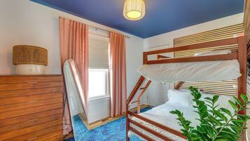 2 bedrooms, iron/ironing board, internet, bed sheets