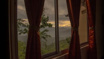 Deluxe Double Room, Balcony | Interior