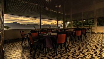 Deluxe-Doppelzimmer, Balkon | Speisen im Freien