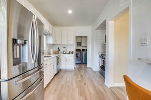 Fridge, microwave, stovetop, dishwasher - 3 Mi to USC, 6 Mi to SoFi Stadium! Modern LA Apt (Los Angeles)
