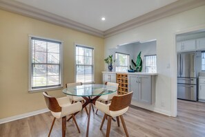 Dining - 3 Mi to USC, 6 Mi to SoFi Stadium! Modern LA Apt (Los Angeles)