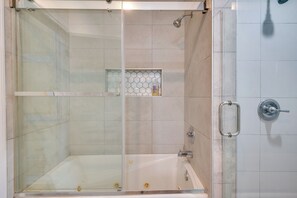 Hair dryer, towels - 3 Mi to USC, 6 Mi to SoFi Stadium! Modern LA Apt (Los Angeles)