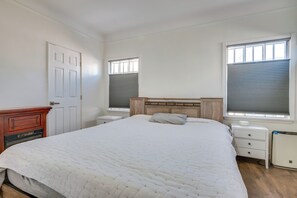 2 bedrooms, desk, iron/ironing board, Internet - 3 Mi to USC, 6 Mi to SoFi Stadium! Modern LA Apt (Los Angeles)