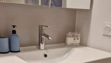 Een douche, een haardroger, handdoeken