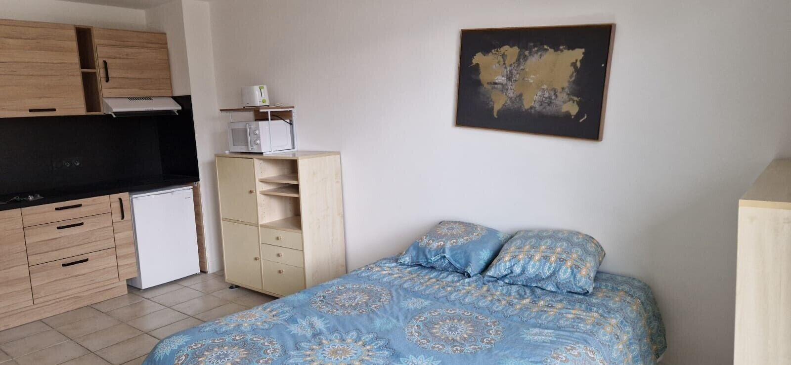 Een strijkplank/strijkijzer, wifi, beddengoed
