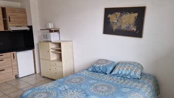 Een strijkplank/strijkijzer, wifi, beddengoed