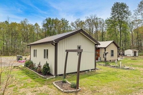 Woodsy + Secluded! Amish Country Retreat in Hartly