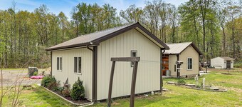 Woodsy + Secluded! Amish Country Retreat in Hartly