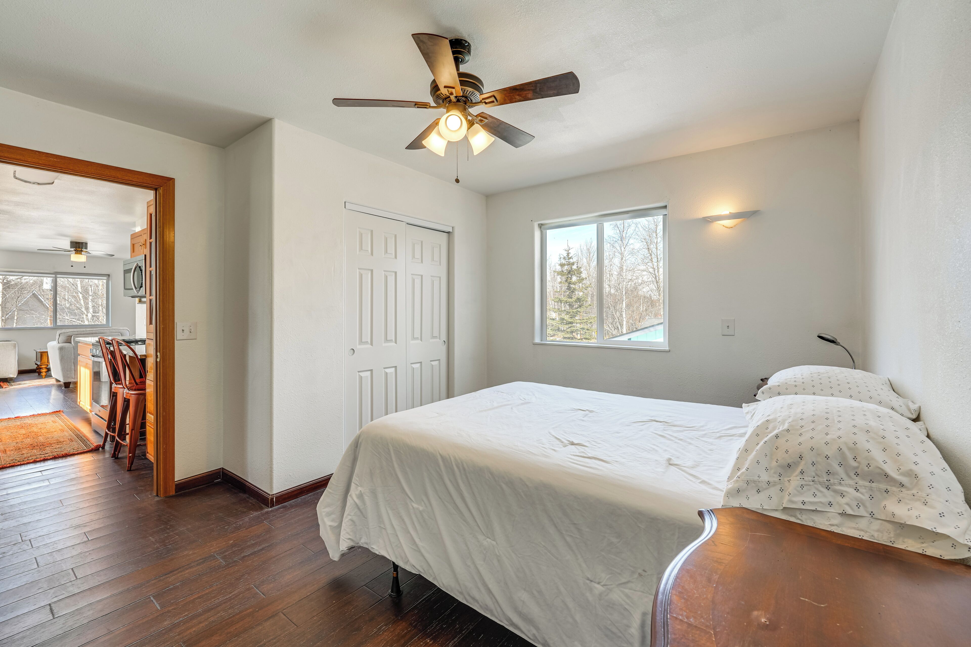 1 bedroom, desk, Internet, bed sheets