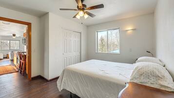 1 bedroom, desk, Internet, bed sheets