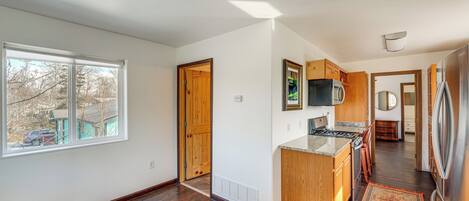 Fridge, microwave, stovetop, cookware/dishes/utensils