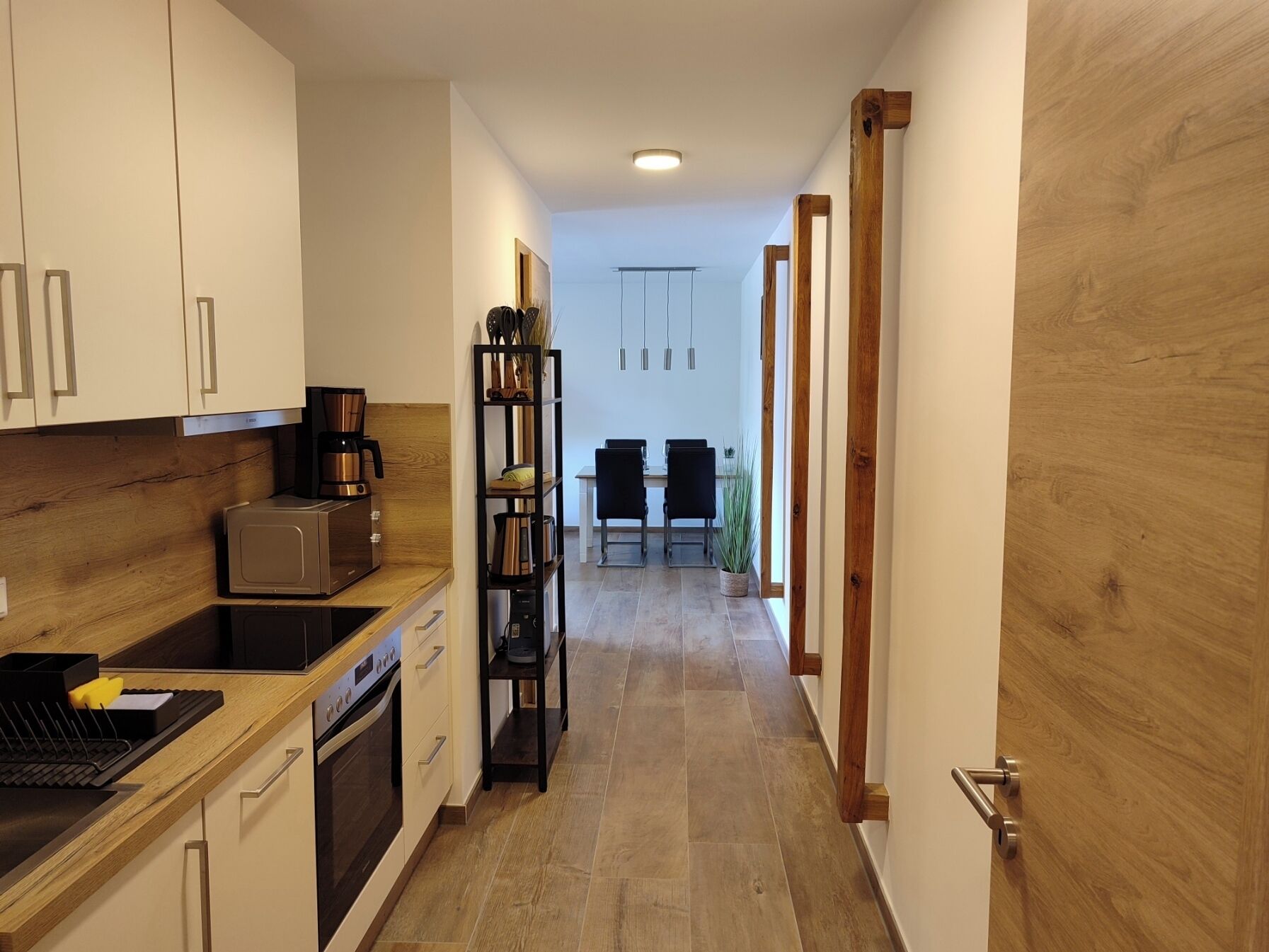 Coffee/tea maker, fridge, microwave, stovetop