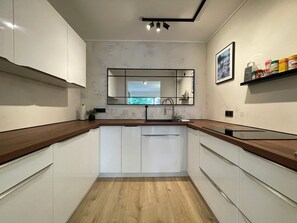 Geladeira, micro-ondas, fogão, cooktop