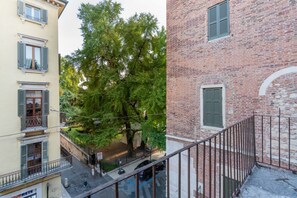 Property grounds - Central, modern residence with large balcony (Verona)