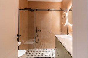 Shower, bidet, towels - Central, modern residence with large balcony (Verona)