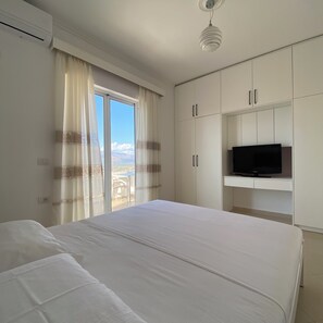Suite Familiale, vue partielle sur la mer | Literie de qualité supérieure, matelas mémoire de forme