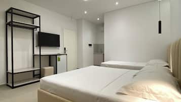 Kamar Triple Keluarga, pemandangan kebun | Seprai premium, busa memori, dan ruang kerja ramah laptop